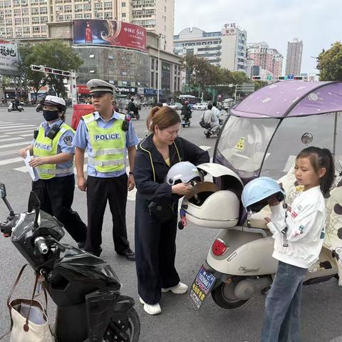骑车戴头盔，安全守交规！渭滨铁骑开展一盔一带整治活动