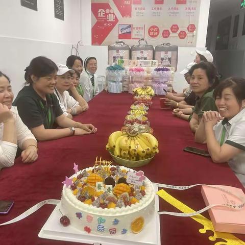 时光共悦  感恩同行——中百仓储石首店举办二季度员工生日会