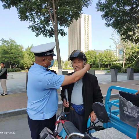 【凝心聚力再出发 交警创城在行动】让道路更通畅 让出行更文明（十六）