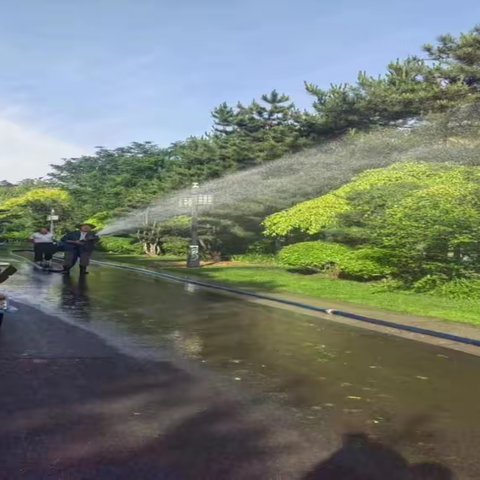 戴河生态园积极做好浇灌工作给树木浇水“解渴”