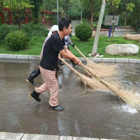 雨后大清扫，公园在行动