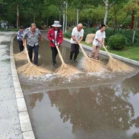 加强雨后清扫，营造洁净环境