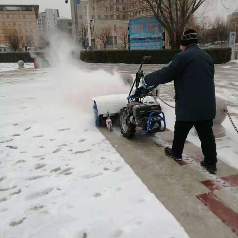 冬日扫雪在行动 冒雪除冰暖人心