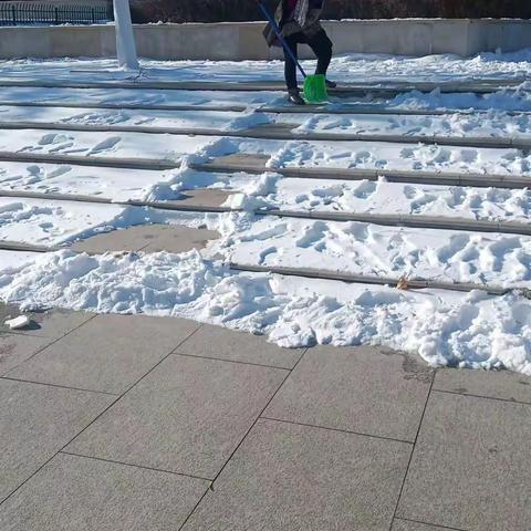 满城银装一夜来 扫雪除冰暖意浓