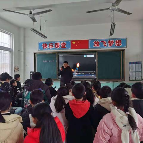 消防安全，携手同行        梁堂小学消防安全演练