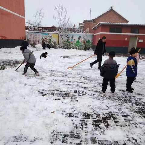 关爱学生幸福成长～～～曹庄学区西孔堡小学清雪活动。