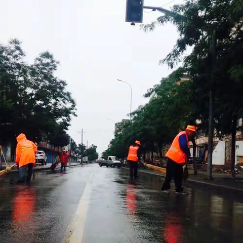 向雨中坚守岗位的环卫工人致敬