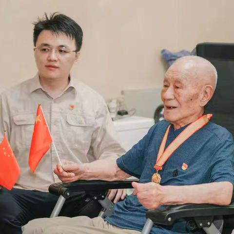 【苏电心桥】国网泰兴市供电公司：两代电力人共观阅兵 红色精神代代相传