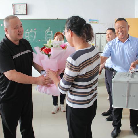 【梁才中心学校】礼敬筑梦人 情暖教师节 ---学校领导向全体教职工致以节日问候