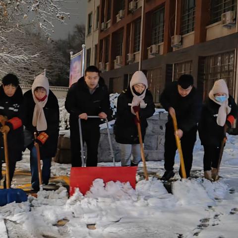 以雪为令 “浴雪”奋战—环卫工人清雪忙