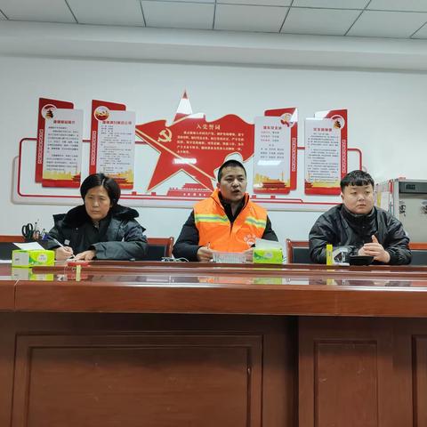 坚守岗位战风雪，清雪除冰保畅通