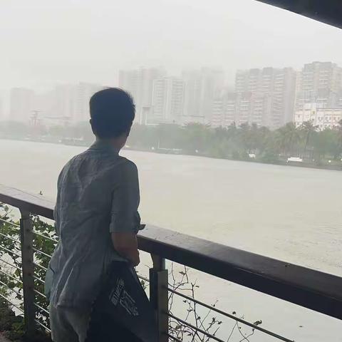 三亚社区下雨天气加强防汛，确保安全度汛，保障人民群众生命财产安全巡河工作