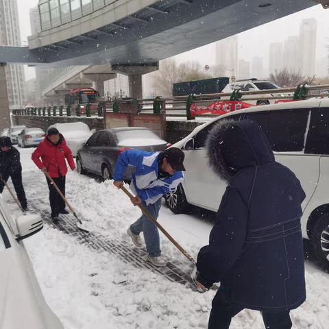 道里区康安街道新天地家园社区新时代文明实践站开展“扫雪除冰 安全出行”志愿服务活动