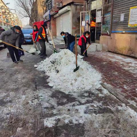 铲除残雪强化市容市貌整治