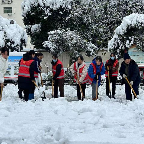 【新时代文明实践】清除积雪在行动 志愿服务暖人心——新华路货场路社区开展清扫积雪志愿服务活动