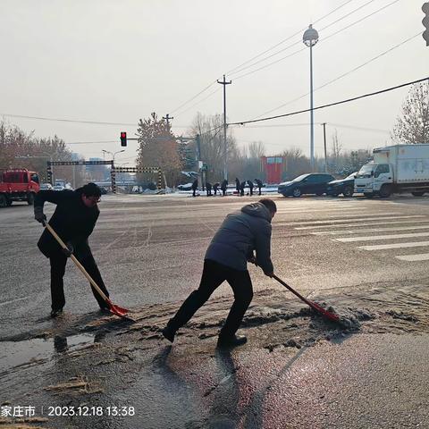 全员齐上阵 除雪保畅通