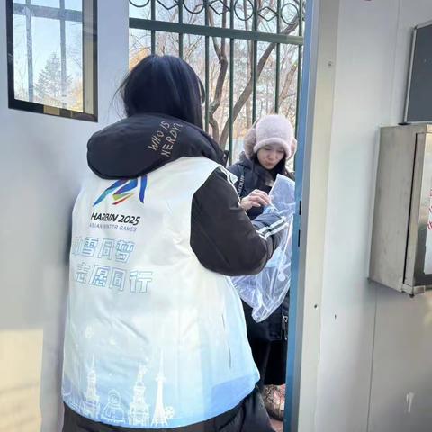 西客站社区干事在兆麟公园南门进行志愿服务