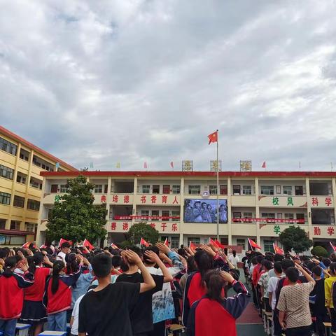 大队旗迎风飘扬，指引前进方向！红领巾系满理想，争做祖国栋梁！——太山庙乡中心小学少先队分批入队活动