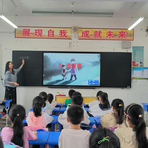 推门听课展常态  创新教学助成长——郾城区辽河路小学新学期开展推门听课活动