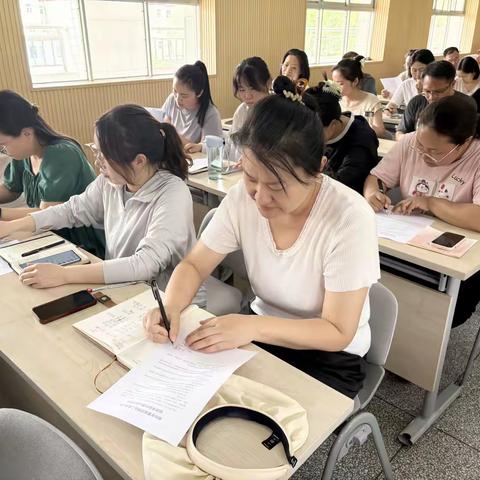 守牢思想阵地，强化履职担当--郑州市管城回族区二里岗小学召开全体教师专题会议