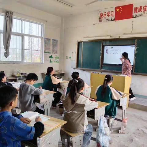 深入课堂听评课 悉心指导促前行 ——中心校领导走进凤岗小学开展听评课指导活动