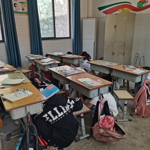 都里镇南阳城中心小学开展防震疏散演练