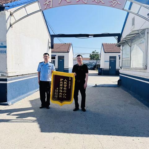 高考护航暖人心  学校致谢送锦旗