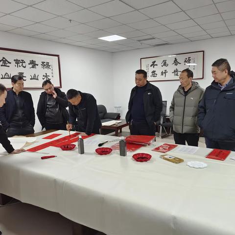 定陶区书法家协会为区林业服务中心职工送春联送福字