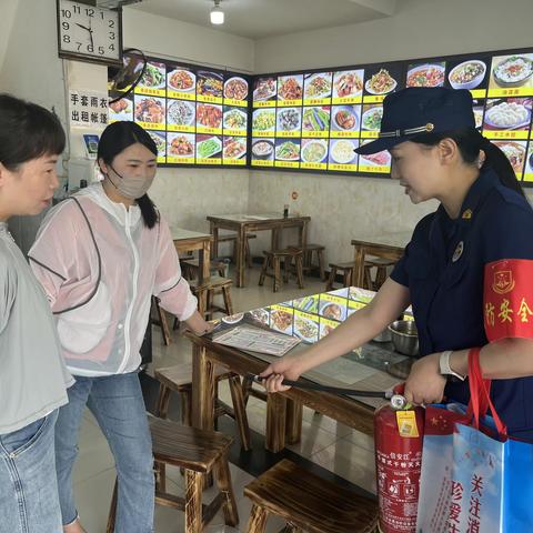 华阴市消防救援大队深入辖区沿街商铺开展红袖标消防宣传活动