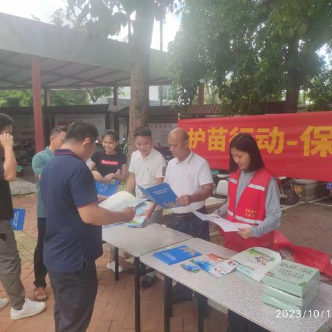 吉阳区乡村振兴局联合罗蓬村委会开展宪法和普法宣传活动