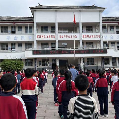 表彰先进，激励斗志，继续前行 一一光禄小学第一次月考表彰大会