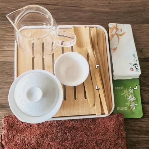 太西街道潞才社区开展“茶飘香重温热情岁月 暖夕阳关爱企退生活”茶艺活动