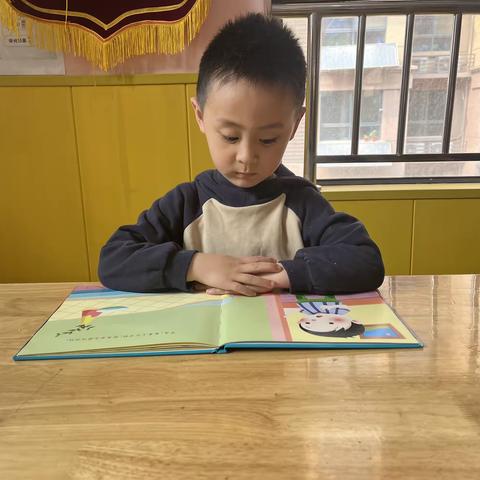 北京大风车幼儿园——快乐读书吧小小朗读者—张梓墨