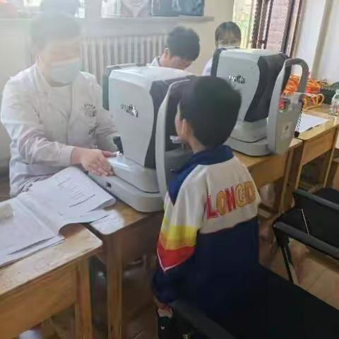 龙涤小学校春季视力筛查活动进行时