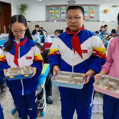 “节约粮食光荣，浪费粮食可耻。”——龙涤小学光盘行动