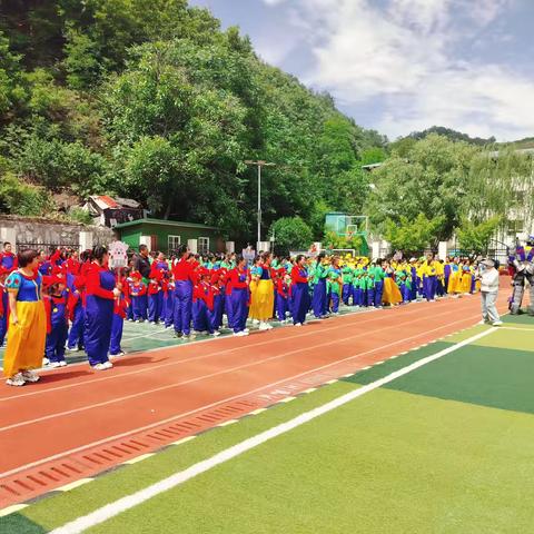 小手拉大手，共筑幸福童年——白土镇中心幼儿园庆六一超级马里奥向前冲亲子运动会