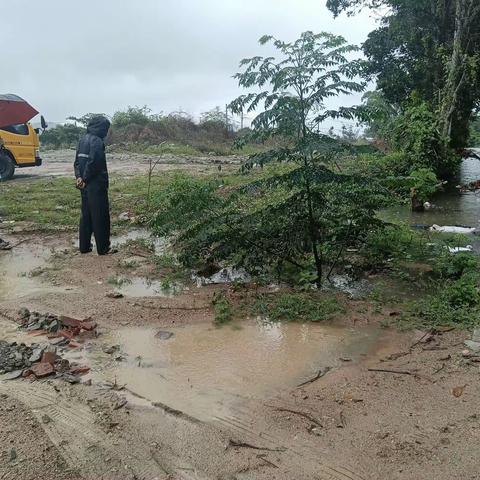 县地方公路管理站雨天巡路工作情况。