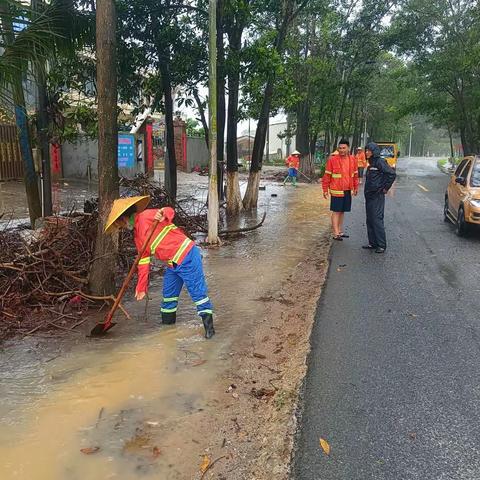 县地方公路管理站雨天巡路情况。