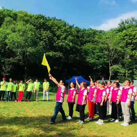 一天行程：团建活动➕中餐➕自选娱乐项目➕自助烧烤➕篝火晚会