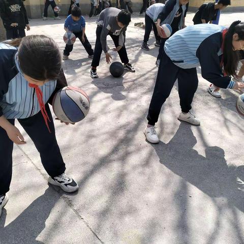 🌹🌹🌹实验小学篮球社团课          打篮球，有助于促进大脑发育，增强记忆力和学习能力。