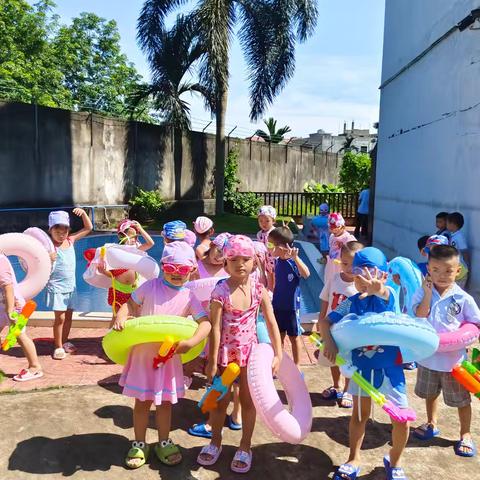 缤纷夏日  清凉一“夏” ——海口市琼山区红旗镇中心幼儿园小一班进行泳池活动