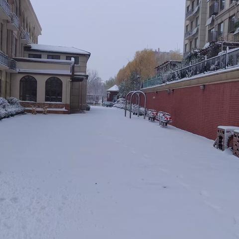 “遇见童心，遇见雪”--幸福蓝山幼儿园玩雪记