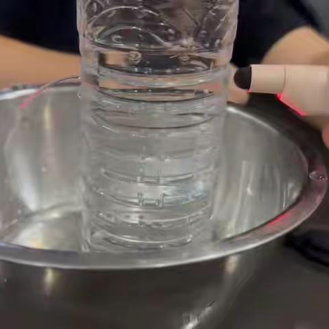 平直照射的激光，经过这样一个小装置 竟然拐起弯来