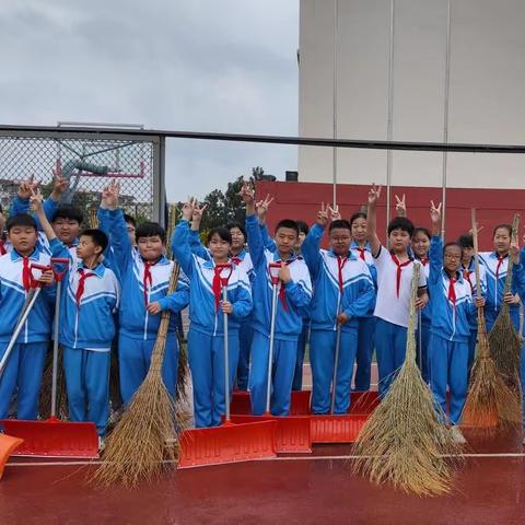 劳动励心志  实践促成长——八里台第三小学组织开展 清扫雨后操场积水活动