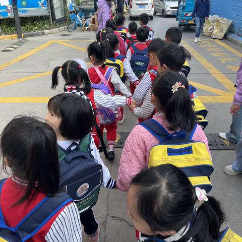 “亲身体验，感受梦想--枫林盛景金魔方职业体验”春游主题活动