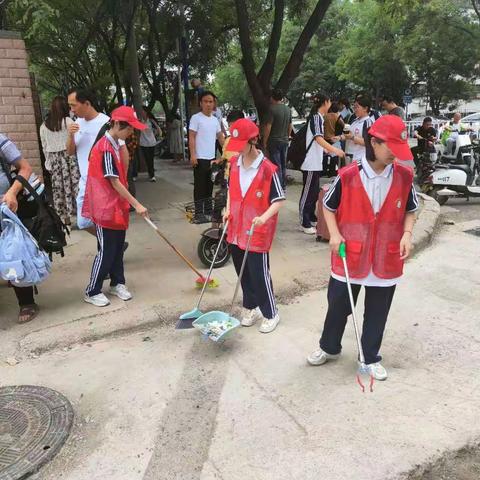 捡拾白色垃圾 共建美好家园I郾城区第二初级实验中学（郾城中学西校区）志愿服务活动