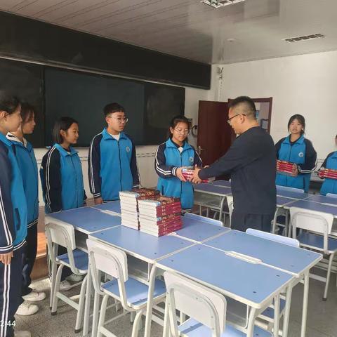 书香传爱 暖意盈校