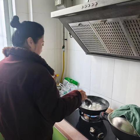 冬至情暖·饺香传爱——东大街社区组织开展情系群众暖冬行动