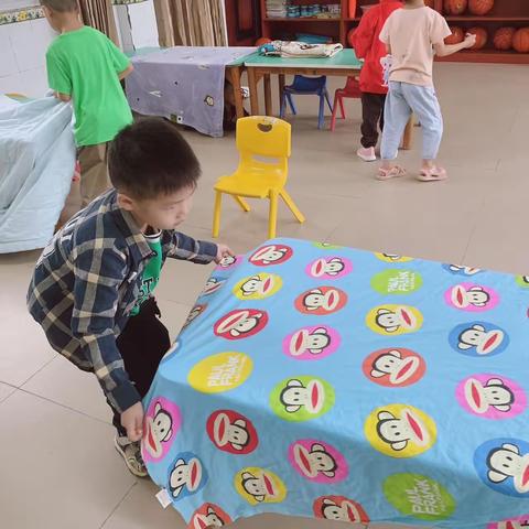 七贤小学附属幼儿园健康生活篇《我会叠被子》