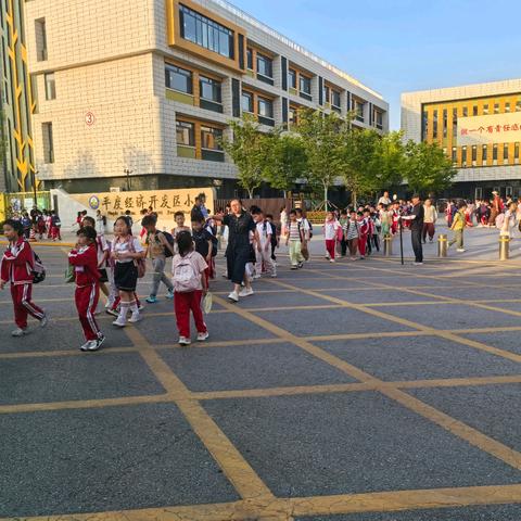 【家校共育】骄阳似火，爱亦炽热——开发区小学四年级四班家长执勤日